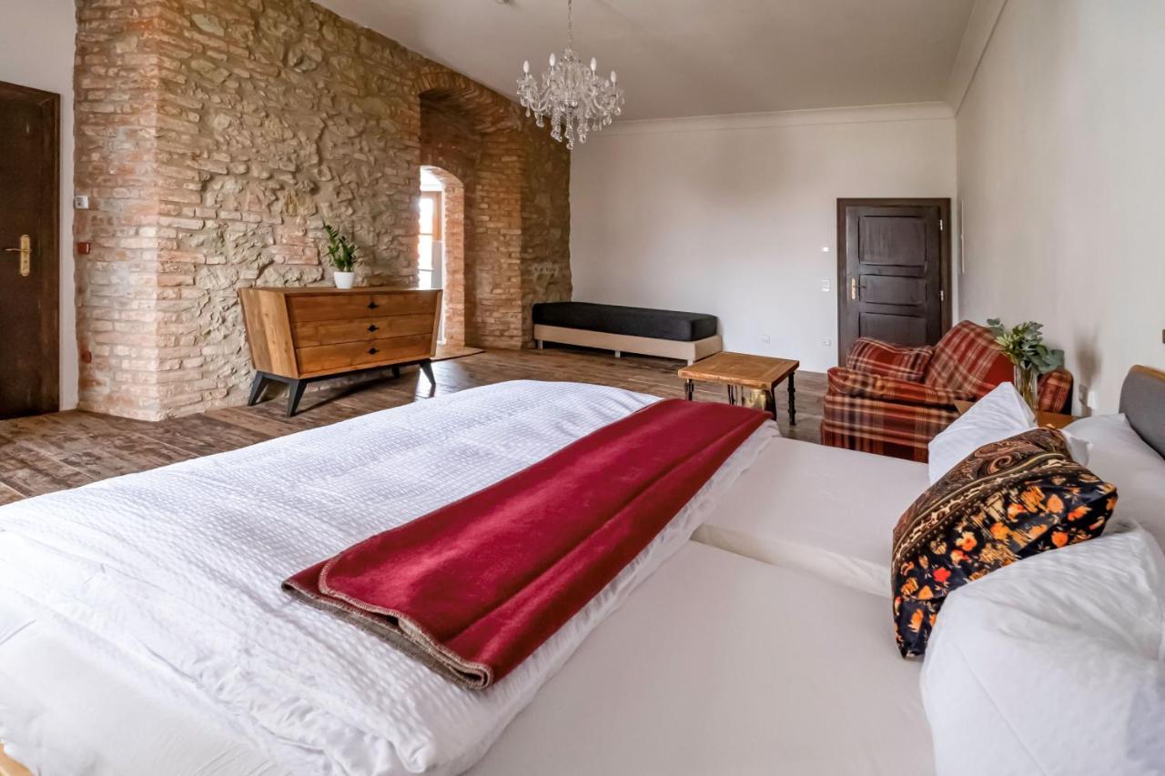 Knize Ferdinand Apartments Микулов Екстериор снимка