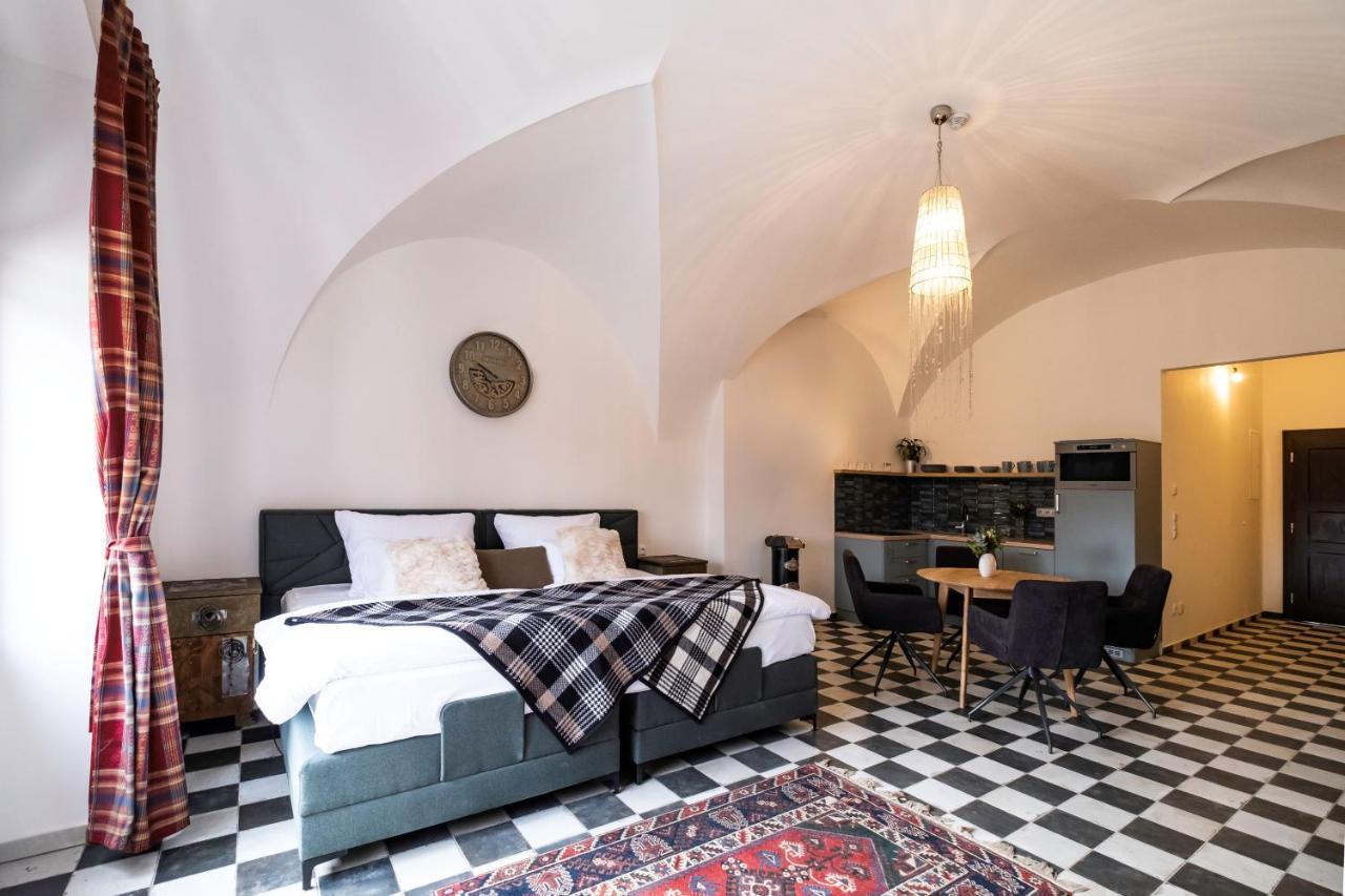 Knize Ferdinand Apartments Микулов Екстериор снимка